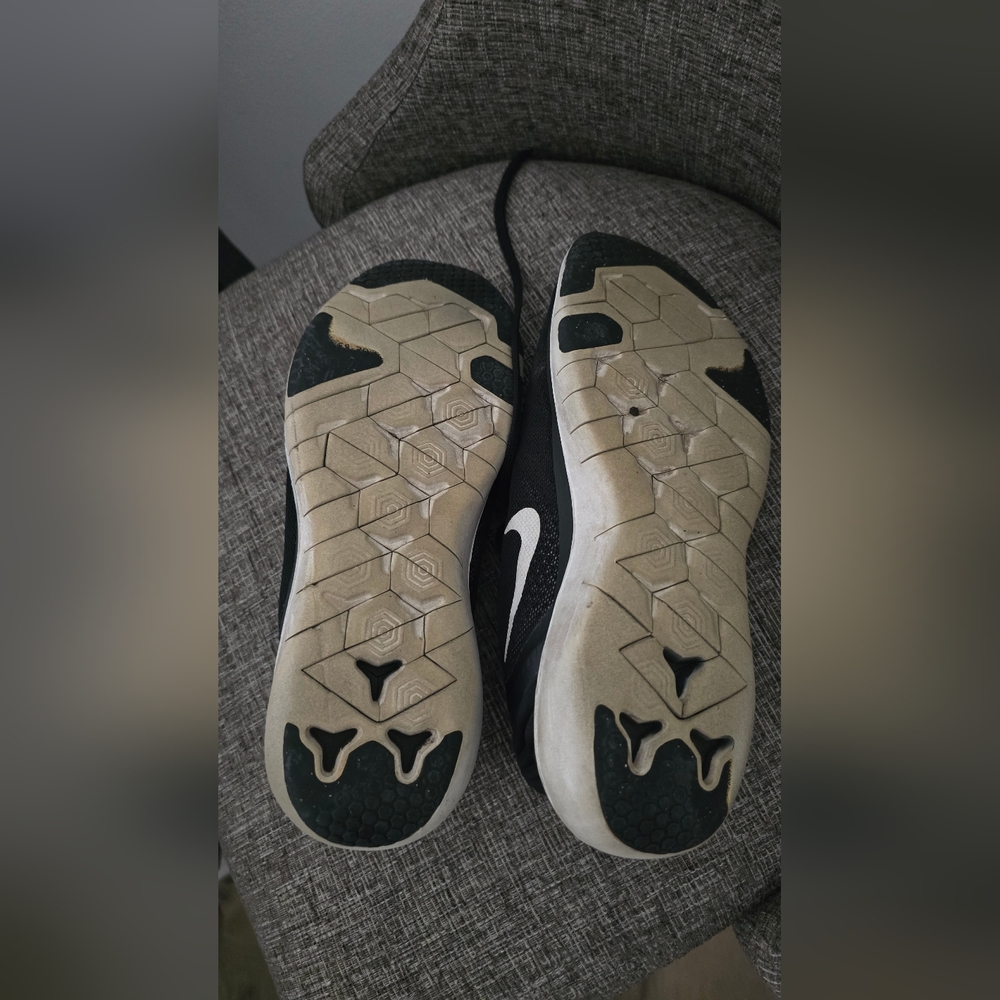 Nike Flywire Black and White Sneakers - Picture 4 of 5